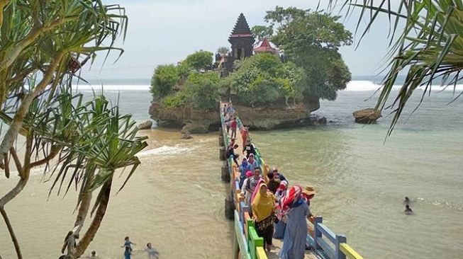 Libur Lebaran, Pantai Balekambang Malang Dipadati Wisatawan