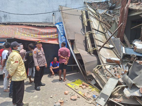 Atap Bangunan Roboh, 2 Pekerja Luka saat Perbaiki AC