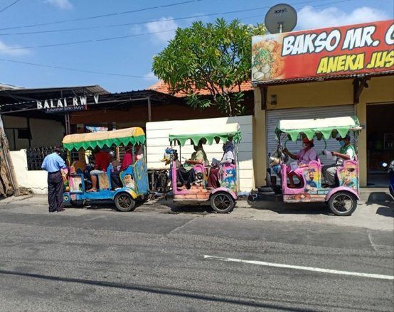 Di Balik Keunilan Vaksin Lansia, Mulai Jemput Bola hingga Naik Odong-odong