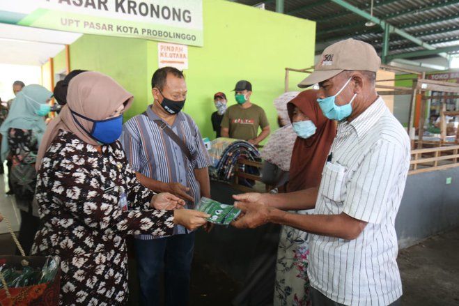 Pedagang di 3 Pasar Kota Probolinggo Digelontor Ribuan APD