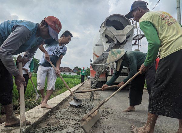 Juragan Ayam di Ponorogo Keluarkan Uang Pribadi Rp 420 Juta untuk Perbaiki Jalan di Desanya