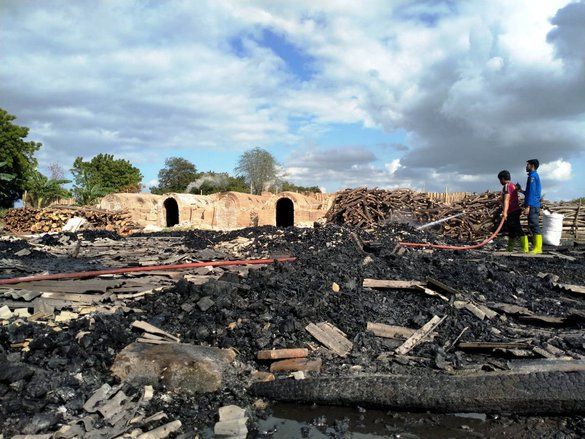 Rumah dan Gudang Penyimpanan Arang di Situbondo Terbakar