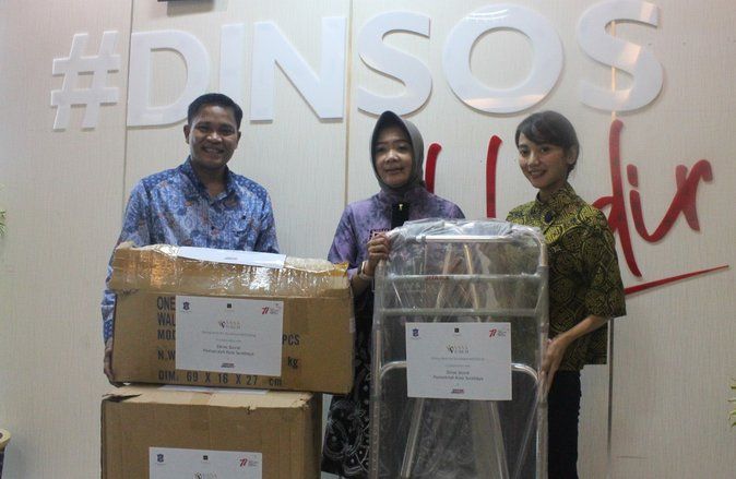 Dinsos Surabaya Terima Bantuan 36 Tongkat Alat Bantu Jalan