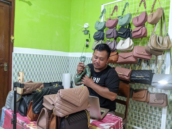 
Tik Tok Shop Dilarang, Pedagang Tas di Mojokerto Putar Otak Jualan  