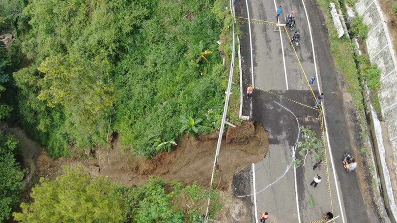 Amblas 6 Meter, Jalan Ponorogo-Pacitan Segera Diperbaiki dengan Cara Ini