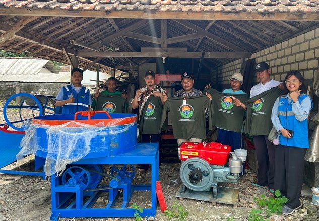 Dukung Pembangunan Berkelanjutan, PLN Nusantara Power UPTA Fasilitasi Produksi Paving FABA di Mentoso Tuban