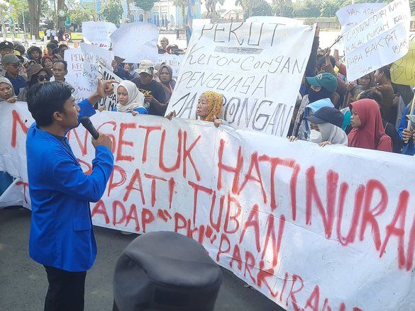 Sepuluh Bulan Berpuasa, PKL dan PMII Tuban Demo Tuntut Kembali Berjualan di Alun-Alun