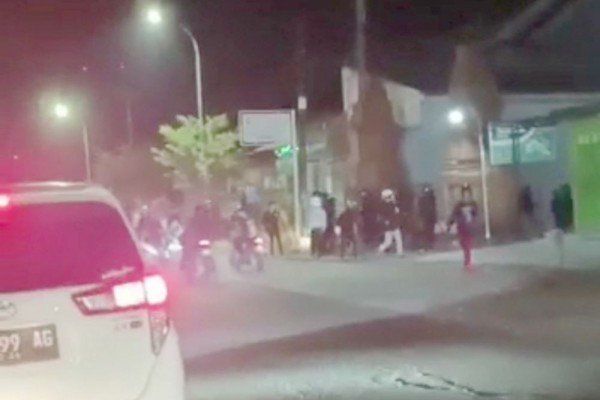 Viral, Video Pelemparan Batu oleh Sekelompok Orang di Madiun
