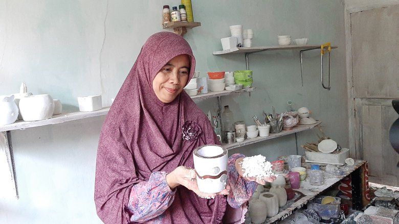 Sampah Stirofoam Diolah Jadi Vas Bunga Bak Keramik 