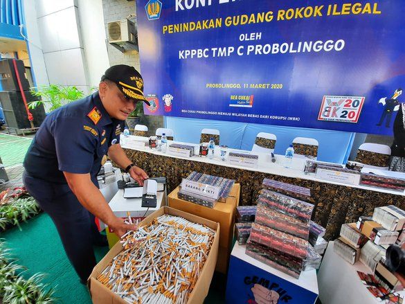 Petugas Bea Cukai Gerebek Gudang Rokok Ilegal Senilai Rp2,5 Miliar