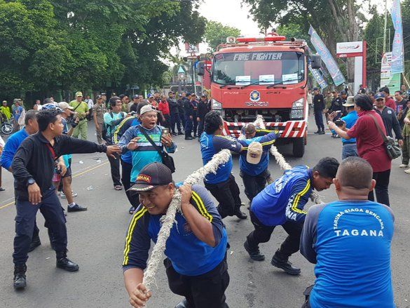Serunya Lomba Tarik Truk Damkar di Kota Probolinggo