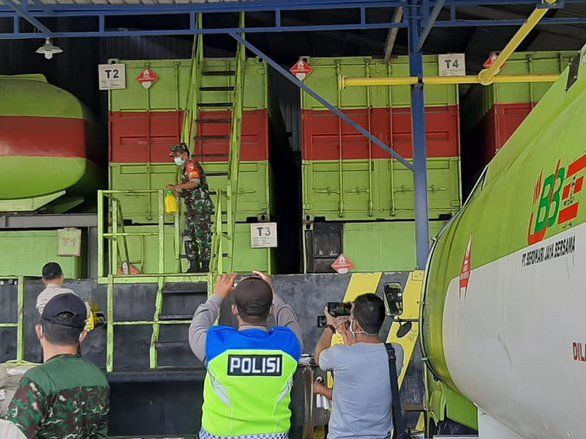 Kompleks Perumahan dan Pabrik di Probolinggo Disemprot Disinfektan