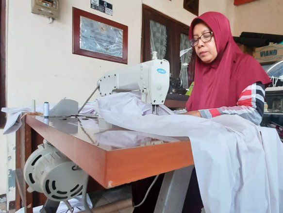 Pakai Dana Pribadi, Ibu-Ibu Ini Jahit Baju Pelindung Tenaga Medis