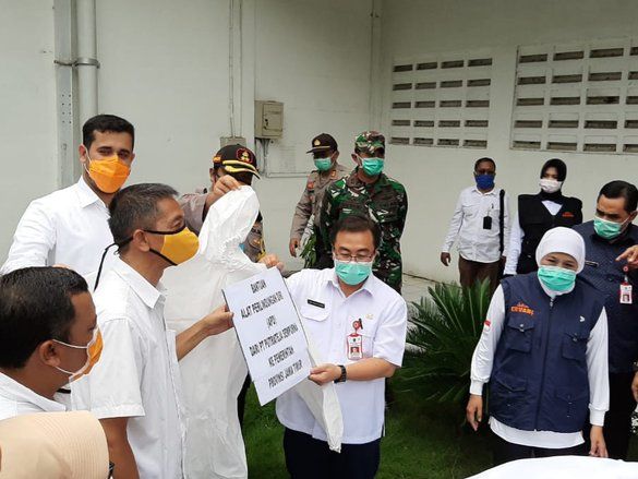 Kunjungi Pabrik APD Corona, Khofifah Minta Kuota Harian untuk Jawa Timur