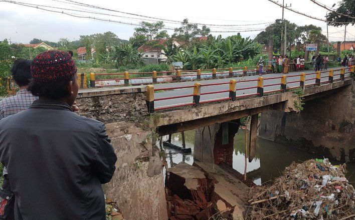 Penyangga Jembatan Jalan Nasional Probolinggo-Lumajang Ambrol