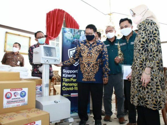 Hadapi Covid-19 Tim Medis Probolinggo Digelontor Bantuan Ribuan APD dan Alkes