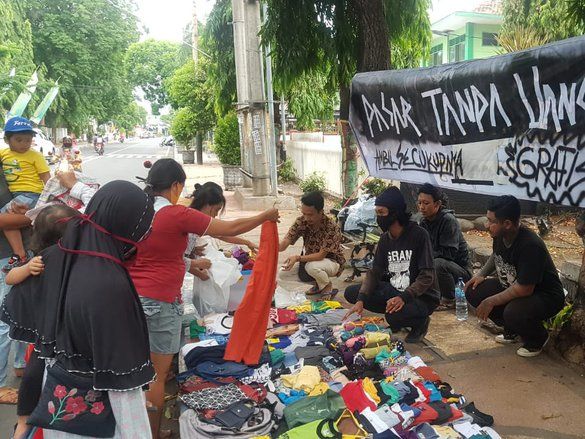 Para Pemuda Ini Buka Lapak Pasar Tanpa Uang, Bagikan Barang bagi Masyarakat Tak Mampu