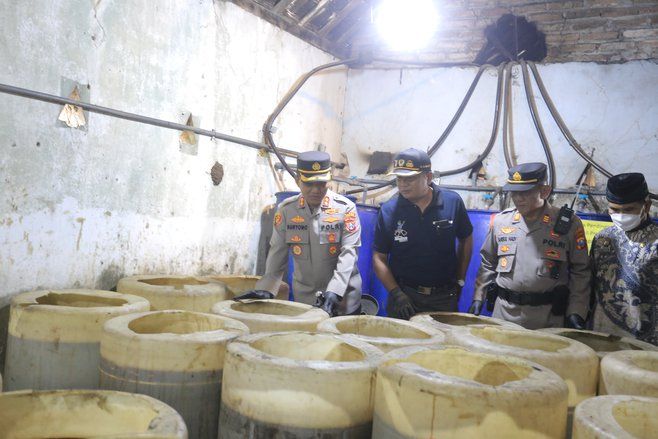 Kontrak Rumah untuk Produksi Arak, Lima Orang Dibekuk