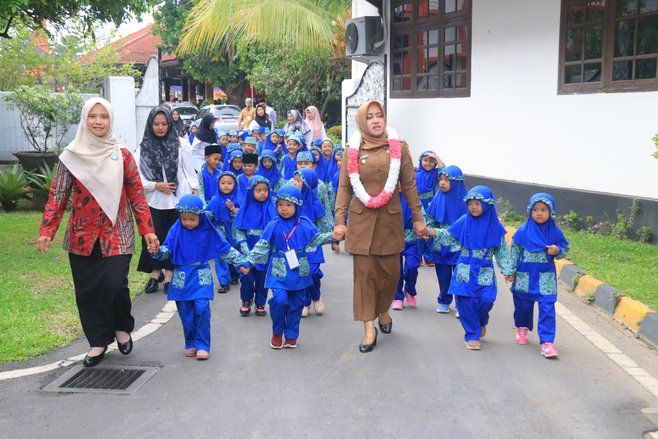Siswa RA Miftahul Ulum Diajak Bupati Ikfina Keliling Kantor dan Rumah Dinas Bupati Mojokerto