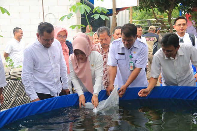 Tingkatkan Ekonomi Rakyat, Pemkab Mojokerto Bagikan Ribuan Bibit Lele dan Pakan Ikan