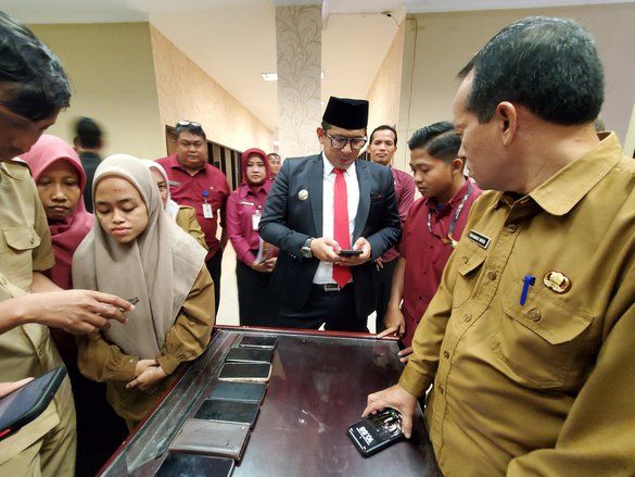Mas Pj Temukan Lima Handphone Pegawai Pemkot Mojokerto Terpasang Judi Online