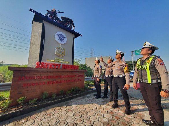 Satlantas Polres Mojokerto Kota Pasang Tugu <em>Safety Riding</em> di Jalur Bypass