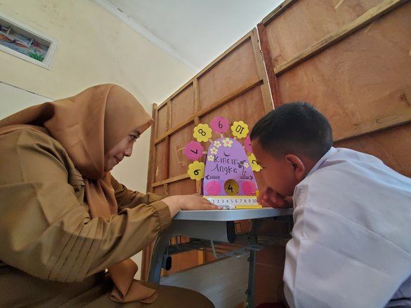 Melihat Anak-Anak SLB di Mojokerto Belajar Menggunakan Kincir Angka