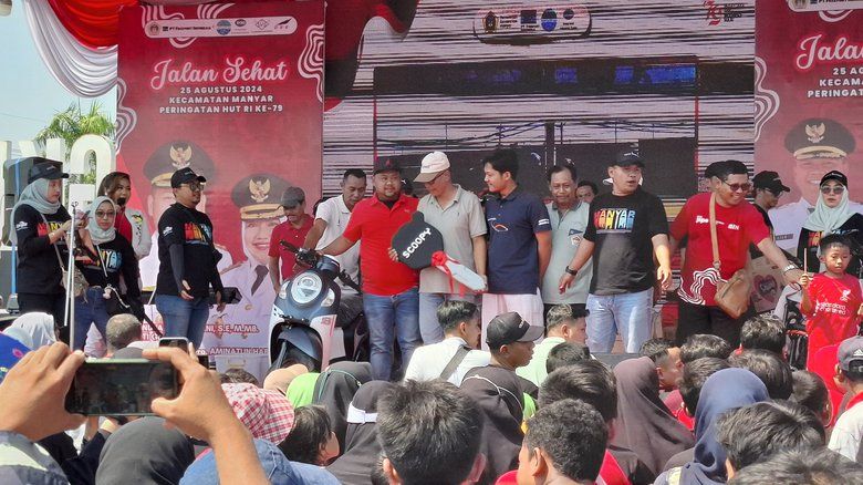 Belasan Ribu Warga Kecamatan Manyar Gresik Ikuti Jalan Sehat Berhadiah Motor