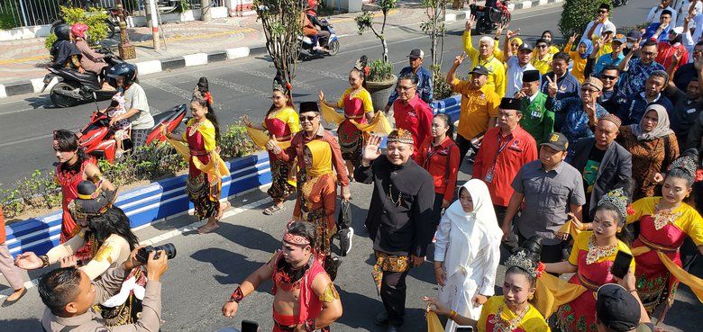 Diusung 16 Parpol, Ita-Sandi Daftar ke KPU Kota Mojokerto