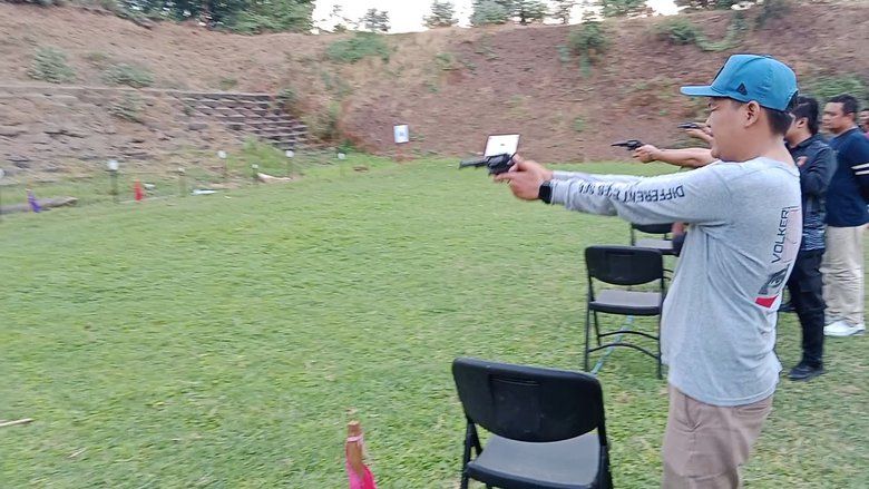 Perkuat Sinergitas, Polisi dan Wartawan di Probolinggo Latihan Menembak