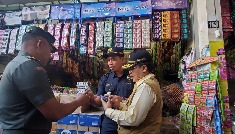 Sidak Rokok Ilegal, Pjs Bupati Mojokerto dan Bea Cukai Blusukan ke Pasar&nbsp;Dinoyo