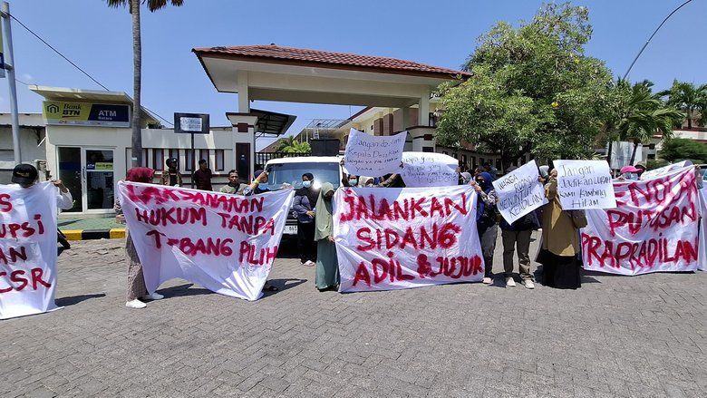 PN Gresik Batalkan Status Tersangka Ketua BPD, Warga Desa Roomo Demo