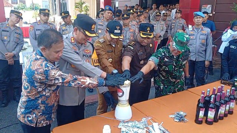 Jelang Lebaran, Ribuan Botol Miras Dimusnahkan di Probolinggo