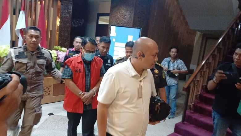 Terima Gratifikasi Rp3,6 Miliar, Mantan Pejabat PU Bina Marga Surabaya Ditahan