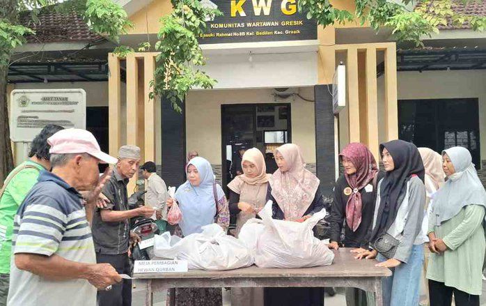 Kompak, Wartawan Gresik dan Istri Bahu Membahu Bagikan Daging Kurban