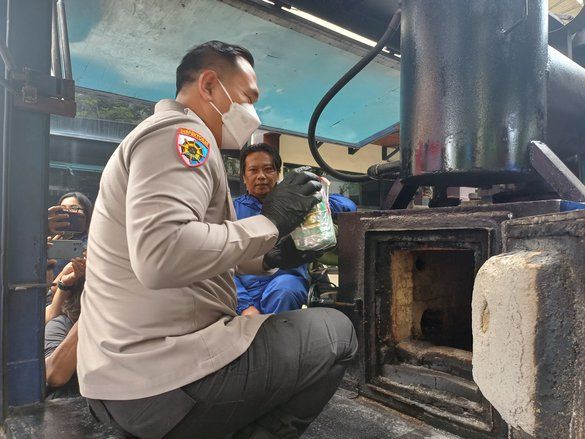 Polda Jatim&nbsp;Musnahkan 49 Kg Sabu dan Jutaan Butir Obat Terlarang