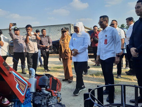 Pasok Pangan Nasional, Khofifah Bagikan 15 Alsintan di Tuban
