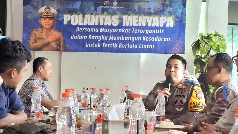 Kampanye Tertib Berlalu Lintas, Polantas Polres Gresik Ngopi Bareng Wartawan