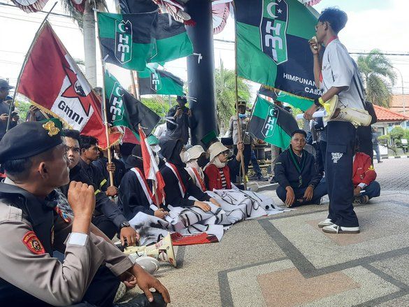 Aksi di DPRD Tuban, HMI dan GMNI Usung Isu Nasional dan Daerah