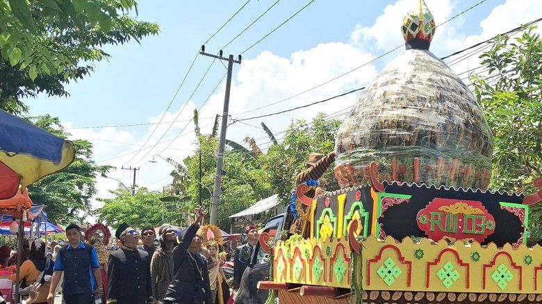 Sedekah Bumi Desa Tambak Beras Cerme Sajikan Tumpeng Ribuan Bandeng