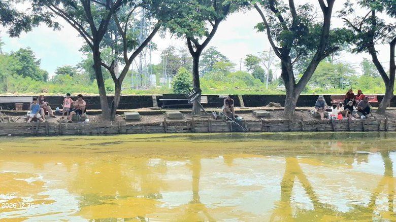 Minimalisasi Dampak Gawai, Orang Tua Ajak Anak Berlibur ke Kolam Pemancingan Ikan