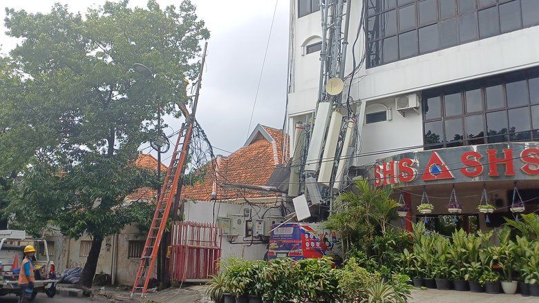 Diterpa Angin Kencang, Tower BTS Provider Telekomunikasi di Surabaya Ambruk
