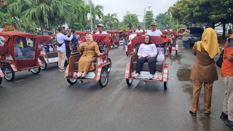 Tukang Becak Sepuh di Ponorogo Terima Becak Listrik dari Presiden Prabowo