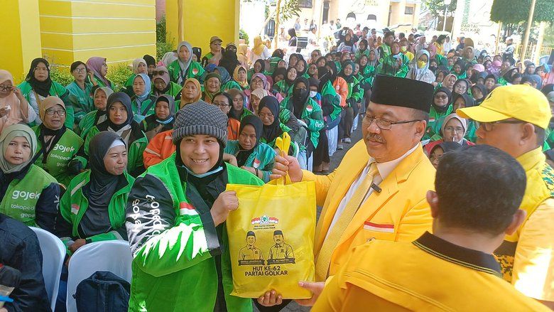 HUT ke-62, Golkar Jatim Bagikan Paket Sembako Kepada Driver Ojol Perempuan