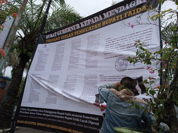 Kritik Mendagri, Aktivis Pasang Surat Usulan Pemberhentian Bupati Faida di Jalan Protokol