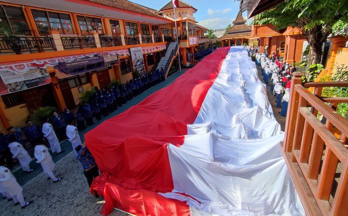 Kemerdekaan RI, Bendera Sepanjang 77 Meter Dikibarkan 1500 Siswa SMK di Ponorogo 