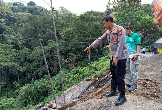 Diduga Akibat Muatan Kendaraan Besar, Proyek Perbaikan Plengsengan Jalur Gumitir Longsor