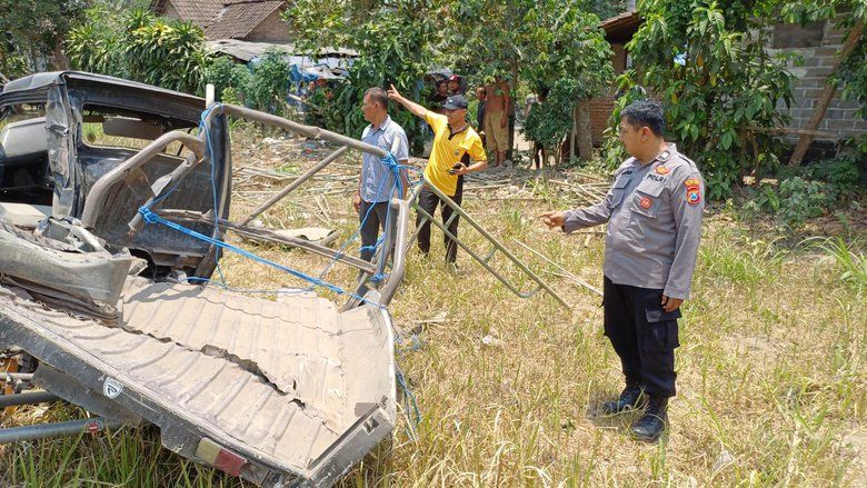 Kereta Api Singasari Tabrak Pikap Bermuatan Pipa di Srengat Blitar