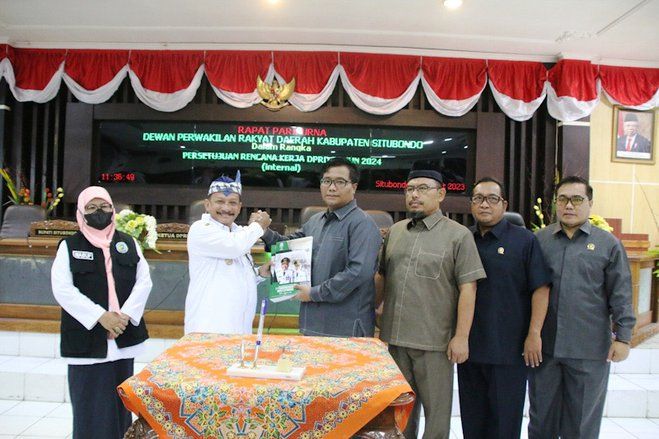 Bupati Situbondo Paparkan Keberhasilan Saat Sampaikan LKPJ APBD 2022