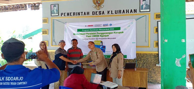 Tim PKM Universitas Muhammadiyah Surabaya Serahkan 1 Unit Alat Penggorengan Kerupuk Pasir